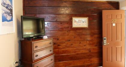 Room 22 – 1 Queen Bed,Second Floor,No Pets Allowed