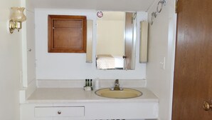 Regadera, toallas, jabón, shampoo