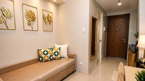 Una sala moderna con un sofá, una mesa de centro y un comedor.