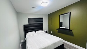 Tabla de planchar con plancha, internet y ropa de cama 