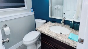 Secadora de cabello, toallas, jabón, papel de baño 