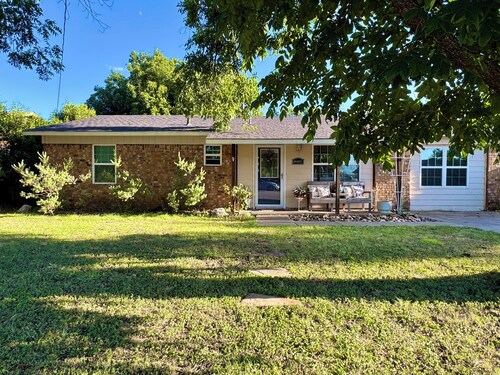 Texas Sage House - 4-bedroom house in beautiful Brady, TX