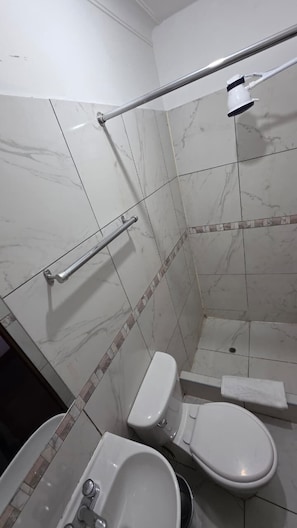 A bathroom with a shower, toilet, and bidet. - Cusco Inka Sky (Cusco)