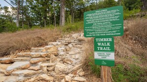 A trail sign for the Timber Walk Trail with a disclaimer, length, and difficulty information. - Fairway Lodge+Hot Tub+Golf+Sunset+Resort Pools (Hollister)