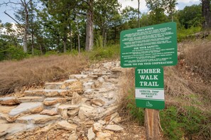 A trail sign for the Timber Walk Trail with a disclaimer, length, and difficulty information. - Fairway Lodge+Hot Tub+Golf+Sunset+Resort Pools (Hollister)