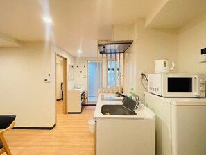 Private kitchen - Aoba Residence KOHARU: 2-Minute Walk to Nishikujo Station, 60 sqm, 3-Bedroom Residence Near USJ (大阪市)