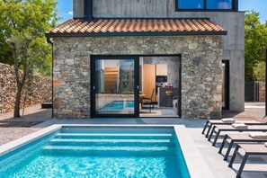 A modern house with a stone exterior, a swimming pool, and a wooden deck. - Villa Iron Lady Labin – Private Pool & Sea View, Labin, Croatia (Labin)