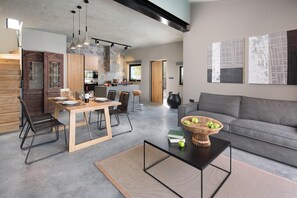 A modern interior with a dining area, kitchen, and living space. - Villa Iron Lady Labin – Private Pool & Sea View, Labin, Croatia (Labin)