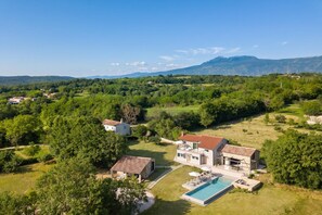 A modern two-story house with a swimming pool, surrounded by lush greenery and mountains in the background. - Villa Baracchi – 4 BDR Pool Villa with Sauna in Kršan, Čepić, Croatia (Čepić)