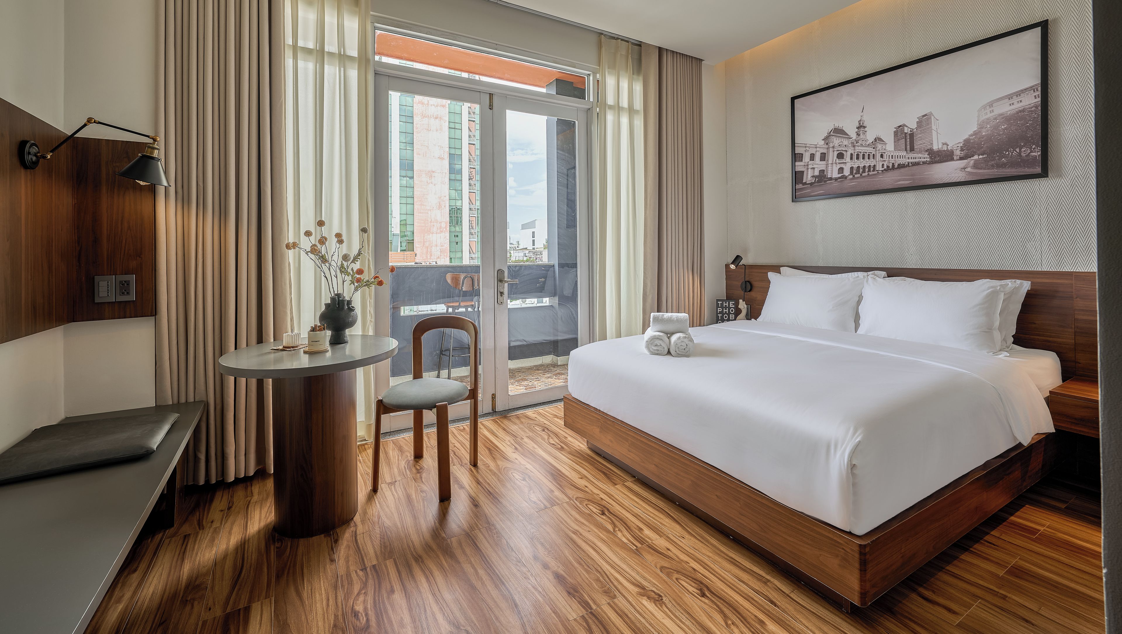 Habitación Deluxe, vistas a la ciudad | Caja fuerte, escritorio, espacio para trabajar con un portátil