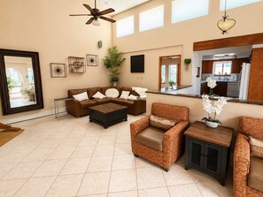 Living area - Spacious 4-bedroom house with Hot tub in charming Albuquerque (Albuquerque)