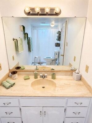Bathroom - Spacious 4-bedroom house with Hot tub in charming Albuquerque (Albuquerque)