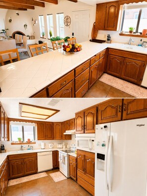 Private kitchen - Spacious 4-bedroom house with Hot tub in charming Albuquerque (Albuquerque)