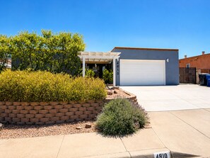 Exterior - Spacious 4-bedroom house with Hot tub in charming Albuquerque (Albuquerque)