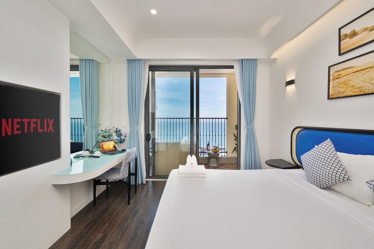 Studio, Balcony, Beach View | Blackout drapes, iron/ironing board, WiFi (free)