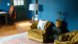 A room with a blue wall, a patterned rug, two sofas, a lamp, and a potted plant. - Entire home in Moscow, ID (Moscow)