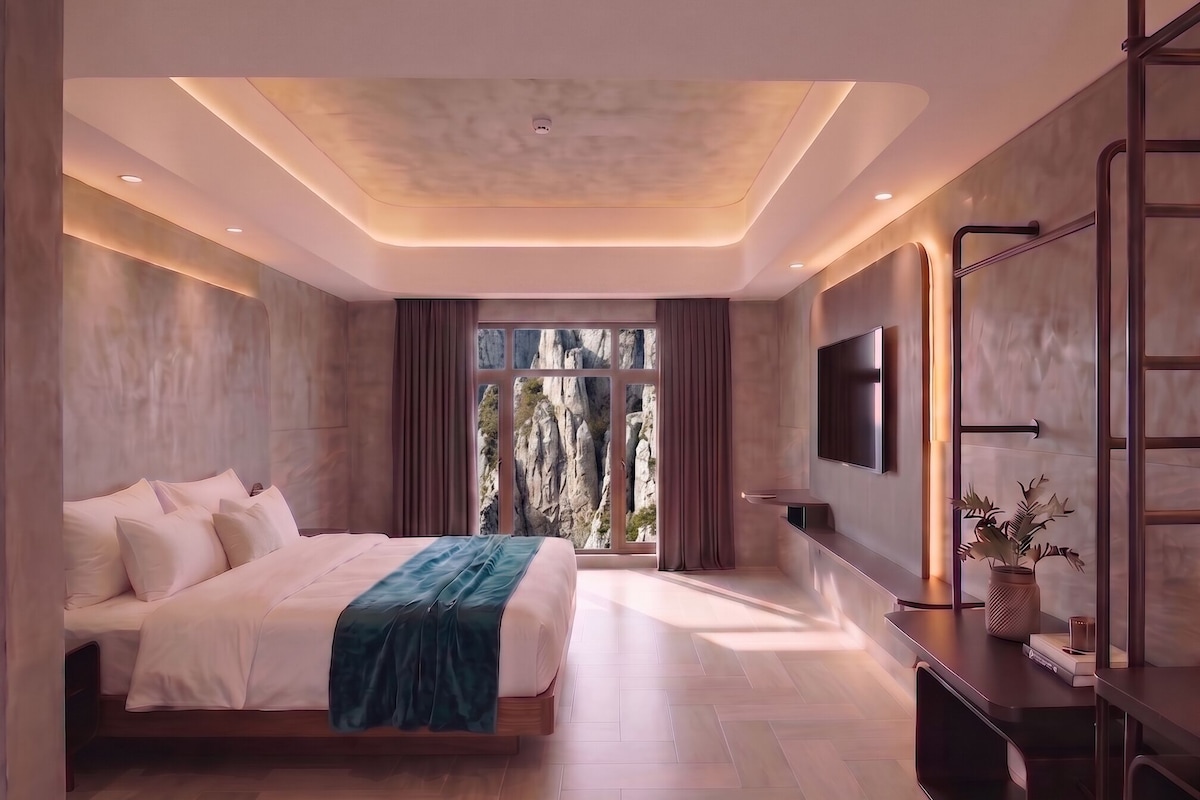 Premier King Room with Mountain View