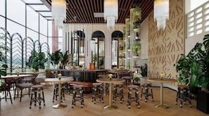 Un interior moderno con techos altos, vigas de madera y una variedad de opciones de asiento, incluidas mesas y taburetes de bar.