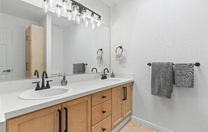 Bathroom - Superb 6-bedroom house in Kent perfect for family getaways and stays! (Kent)