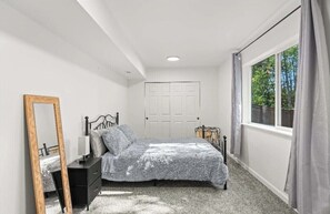 Room - Superb 6-bedroom house in Kent perfect for family getaways and stays! (Kent)