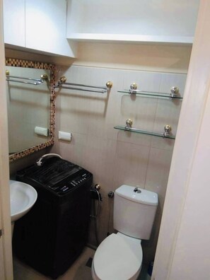 Apartment, 1 Bedroom, Patio | Bathroom - Wonderful Urban Retreat Modern Apartment in Pasay Front of Mall of Asia (Pasay)