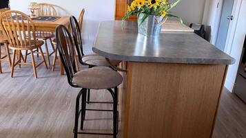 Apartment, 1 Bedroom, Accessible, Smoking | Dining room