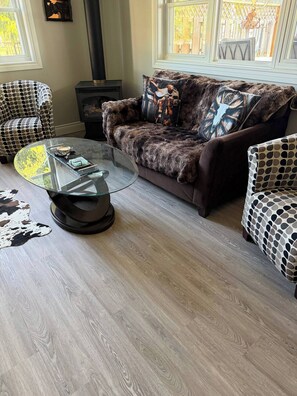 Unclassified image, 5 of 24, button - Serene 2-bedroom Apartment With Private Entrance and Pool Access (Central Huron)