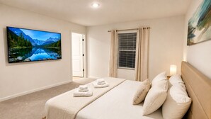Tabla de planchar con plancha, wifi y ropa de cama