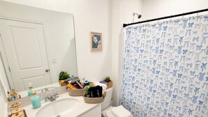 Secadora de cabello, toallas, jabón, papel de baño