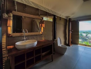 Deluxe tent, uitzicht op tuin | Badkamer