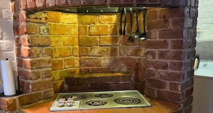 Unique 2-bedroom Castle house near U of A