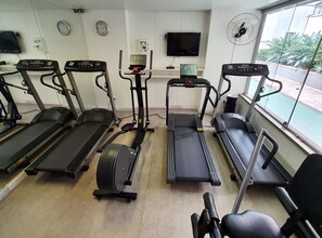 Ein Fitnessraum mit Laufbändern, Crosstrainern und Ergometer.