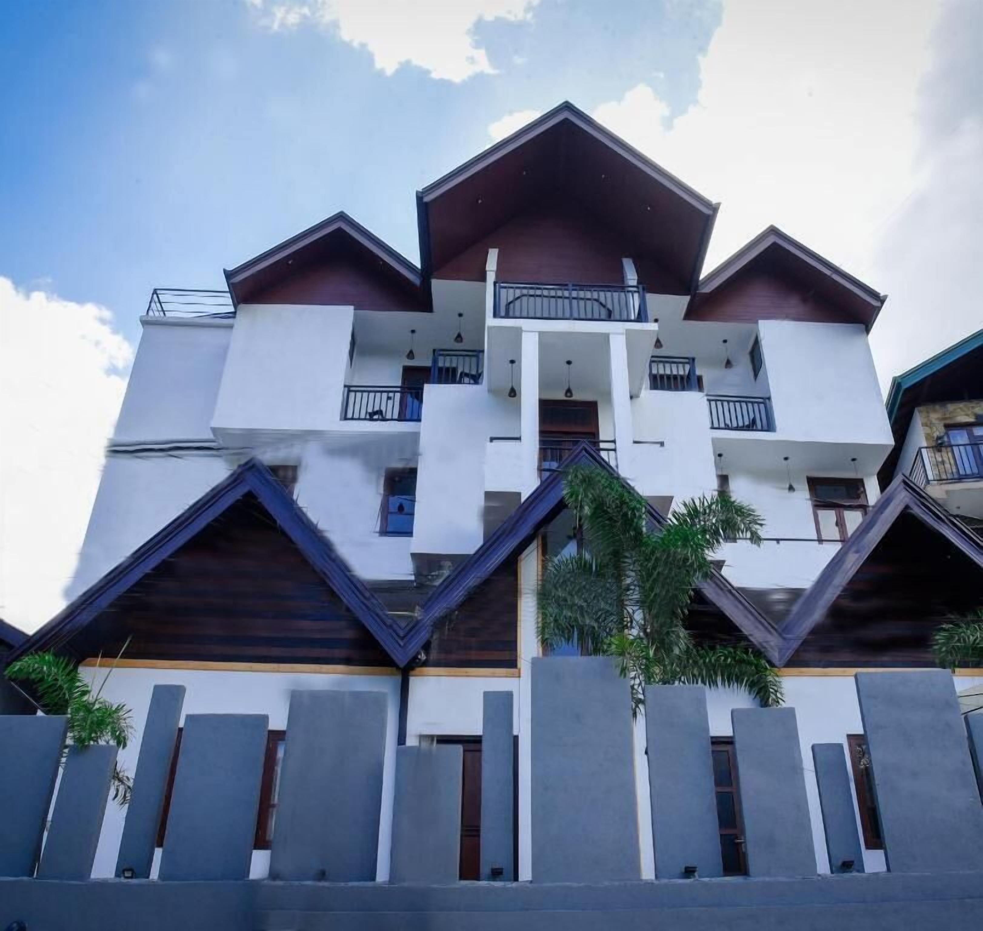 Un edificio de varios pisos con balcones y un diseño arquitectónico moderno.