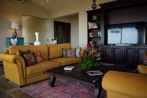 Ein Wohnzimmer mit Sofa, Couchtisch und Fernseher.