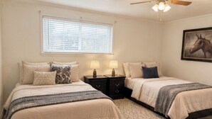 Room - Maple Estate Private Pool, Hot Tub & Resort-Style Backyard (Odessa)