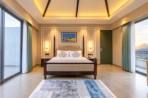 Un dormitorio espacioso con una cama grande, vistas a la ciudad y un cuadro en la pared.