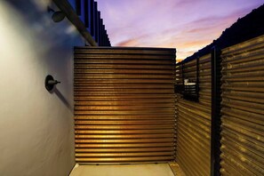 A metal gate with a door, a wall, and a metal fence. - Desert Contemporaine - Stargazer's Oasis - Hot Tub - Desert Views (Joshua Tree)