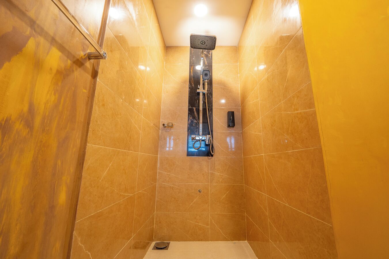 Baño con ducha, espejo y lavamanos.