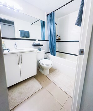 Ein Badezimmer mit Toilette, Waschbecken und Badewanne.