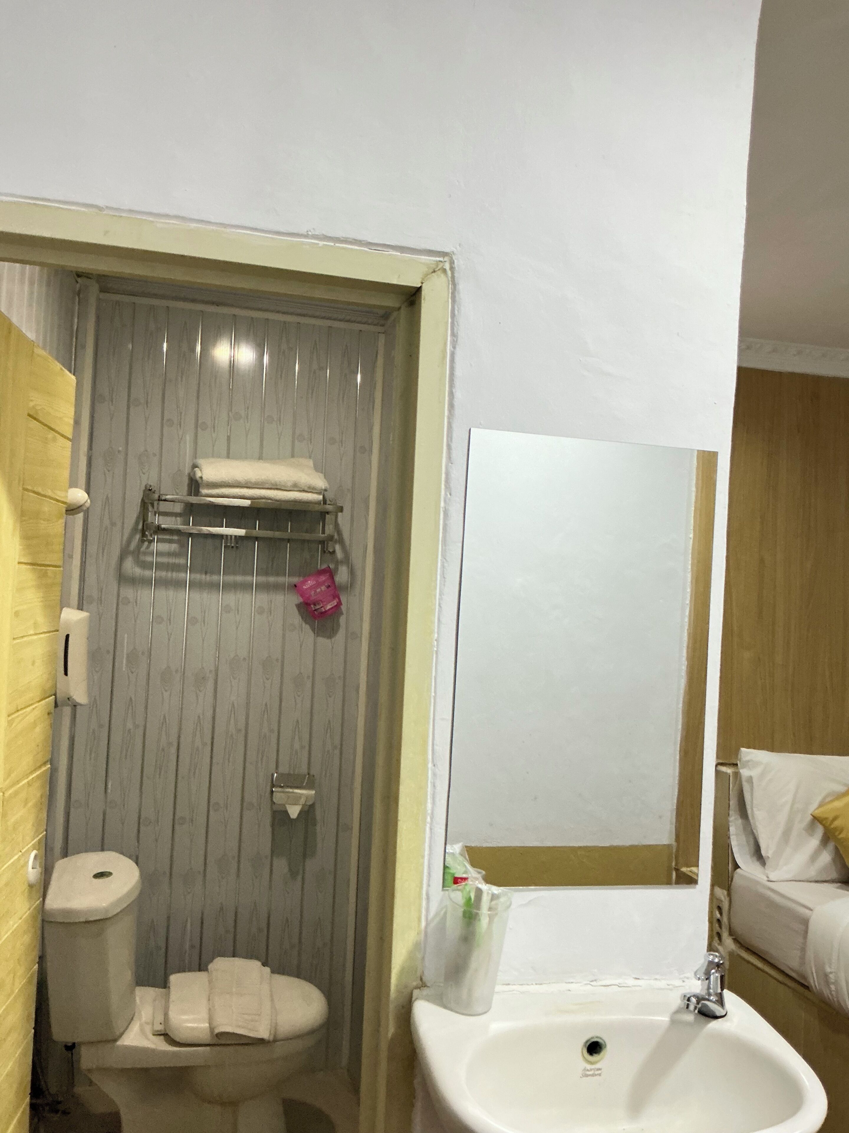 Un baño con inodoro, lavamanos y cabina de ducha.