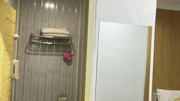 Un baño con inodoro, lavamanos y cabina de ducha.