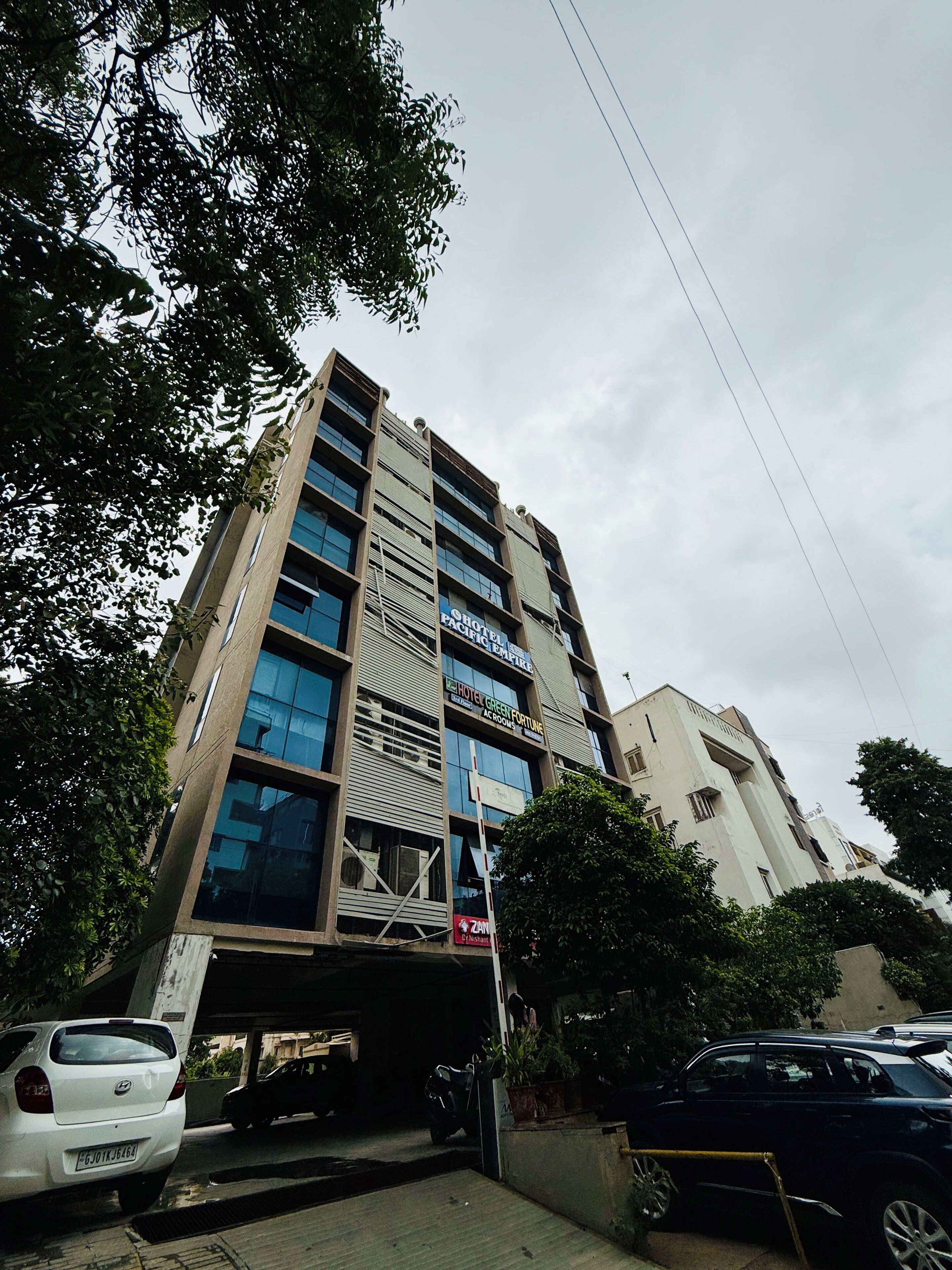 Un edificio de varios pisos con una planta baja comercial, que alberga un hotel y un banco.