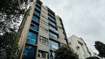Un edificio de varios pisos con una planta baja comercial, que alberga un hotel y un banco.