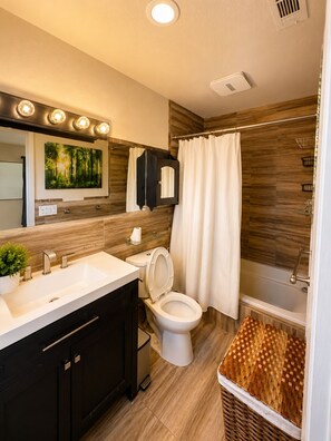 Hair dryer, towels, soap, shampoo - Rustic 4BR Retreat - Hot Tub, Fire Pit & Games (Fairfield)