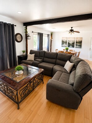 Smart TV, fireplace, books - Rustic 4BR Retreat - Hot Tub, Fire Pit & Games (Fairfield)