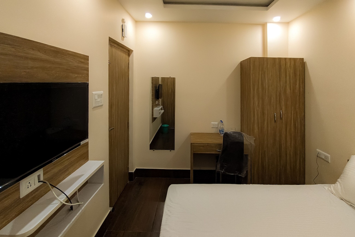 Basic Room, City View | Desk, laptop workspace, free WiFi