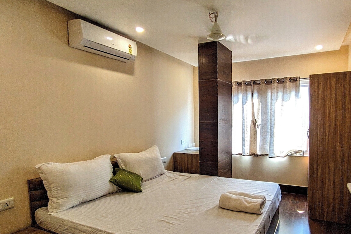 Deluxe Room, City View | Desk, laptop workspace, free WiFi