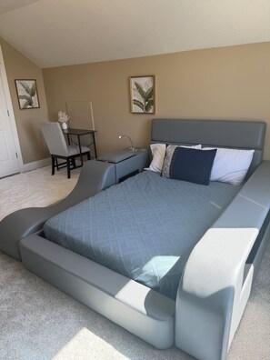 A bedroom with a bed, a desk, and two chairs. - Spacious 7-bedroom house in beautiful North Salt Lake (North Salt Lake)