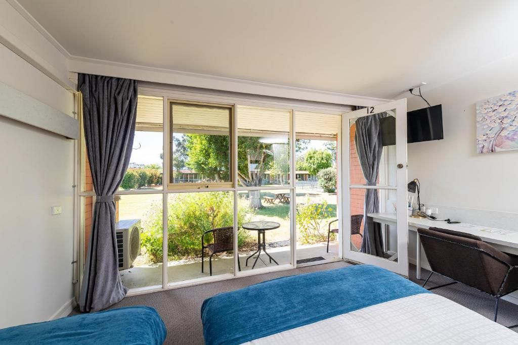 Twin Room | Laptop workspace, blackout drapes, iron/ironing board, WiFi (free)