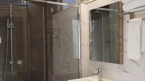 Amenidades de baño gratuitas, secadora de cabello, toallas, jabón 